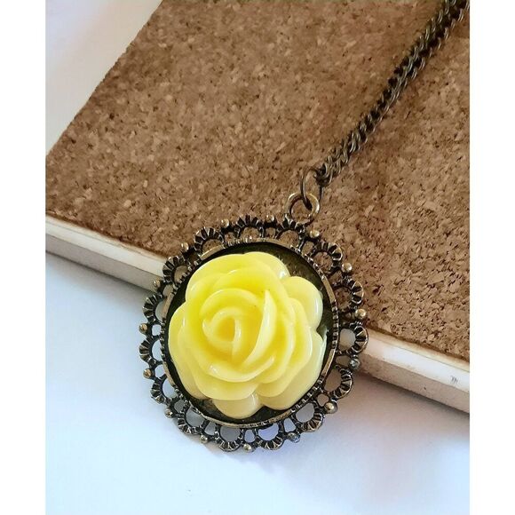 2/$21 Ladies Flower Vintage Style Necklace - Picture 1 of 11